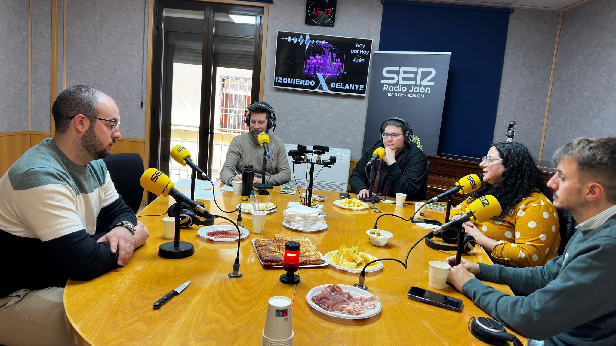 Tertulia de hermanos y hermanas mayores del Lunes Santo en los estudios de Radio Jaén Cadena SER.