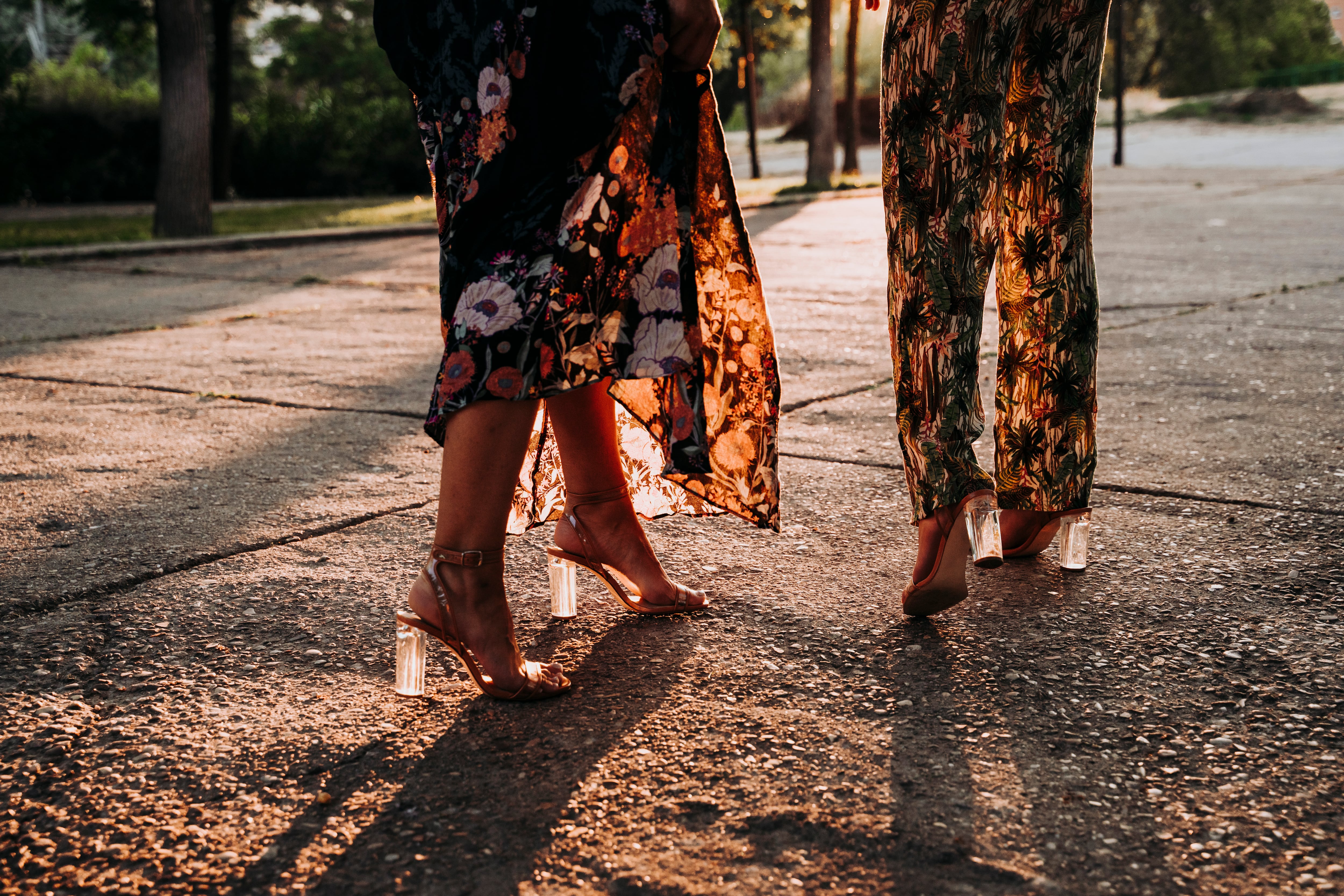 Dos mujeres caminando en tacones. Recurso.