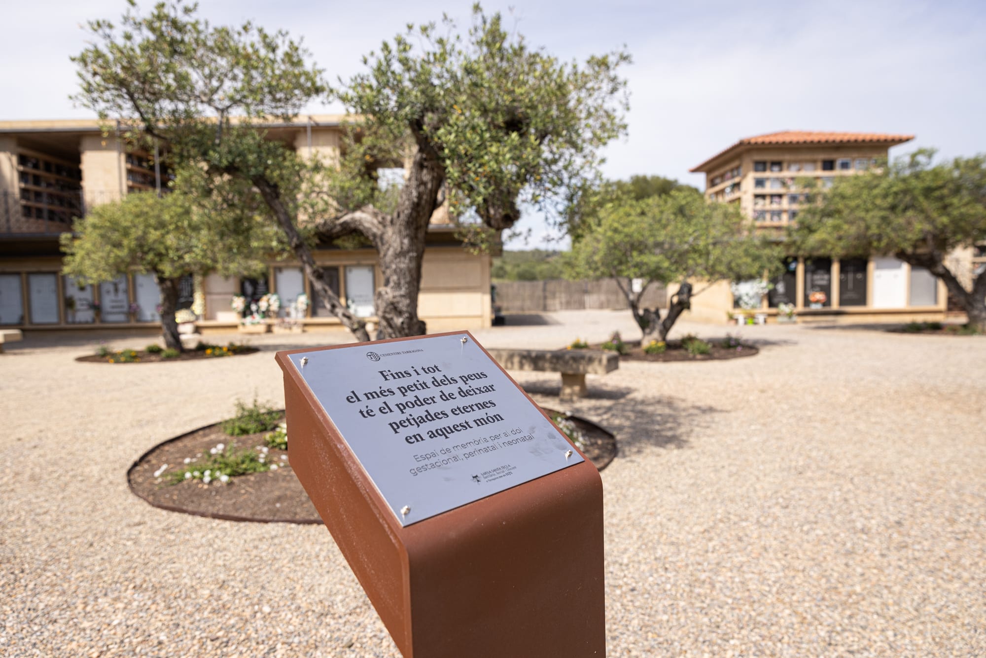 Placa de record situada al nou espai