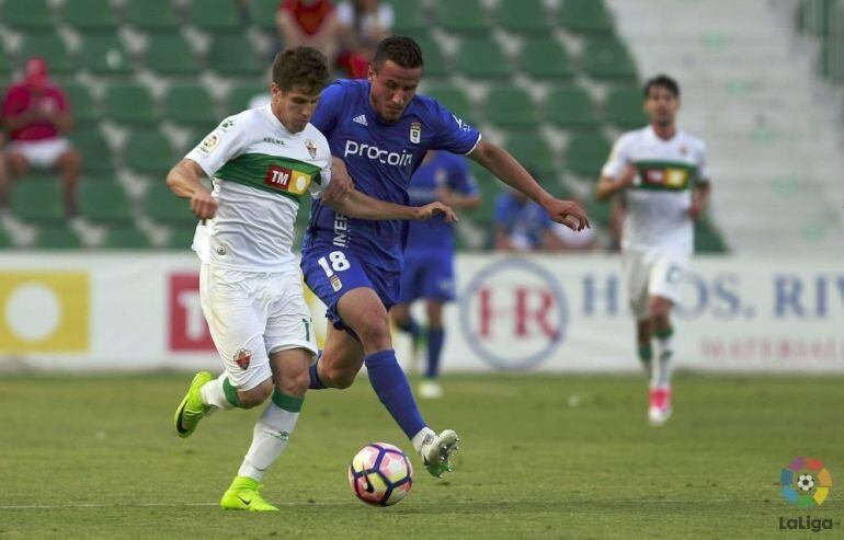 Pablo Hervías y Christian Fernández disputan un balón en el Martínez Valero.