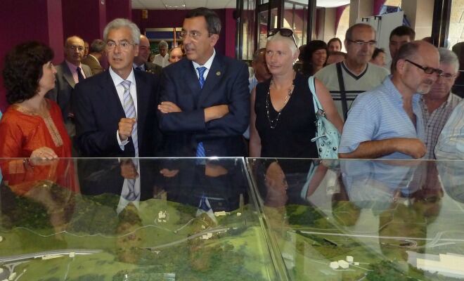 El diputado general de Bizkaia y el alcalde de Ermua frente a la maqueta de la Variante de Ermua