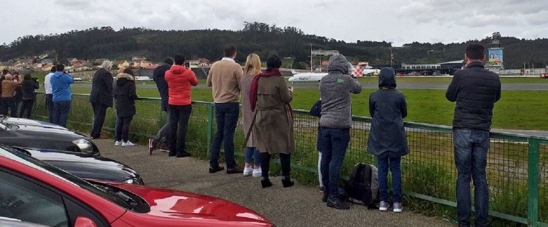 Curiosos observan la llegada de Volotea a Alvedro