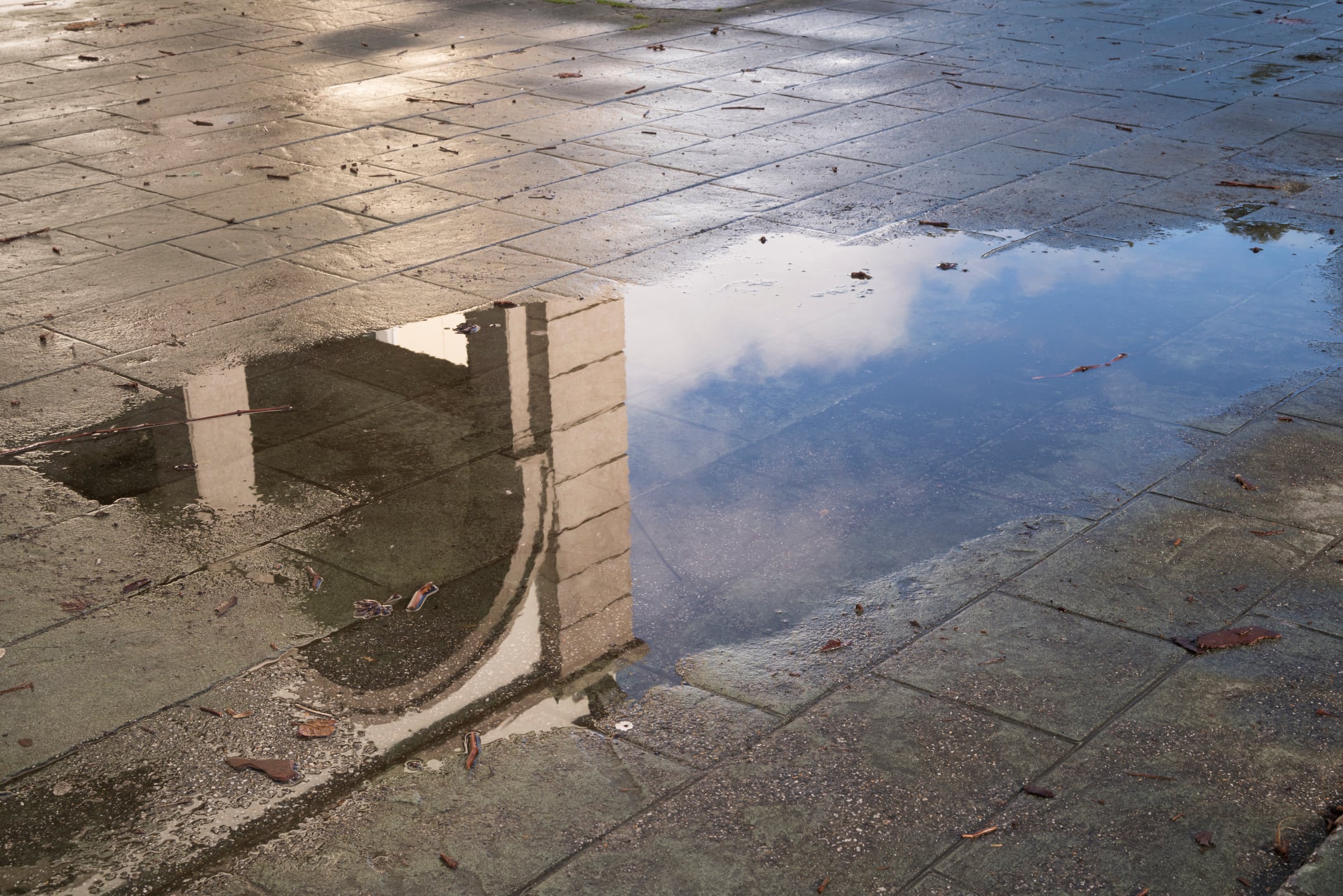 Un charco se ha formado en el suelo tras las lluvias