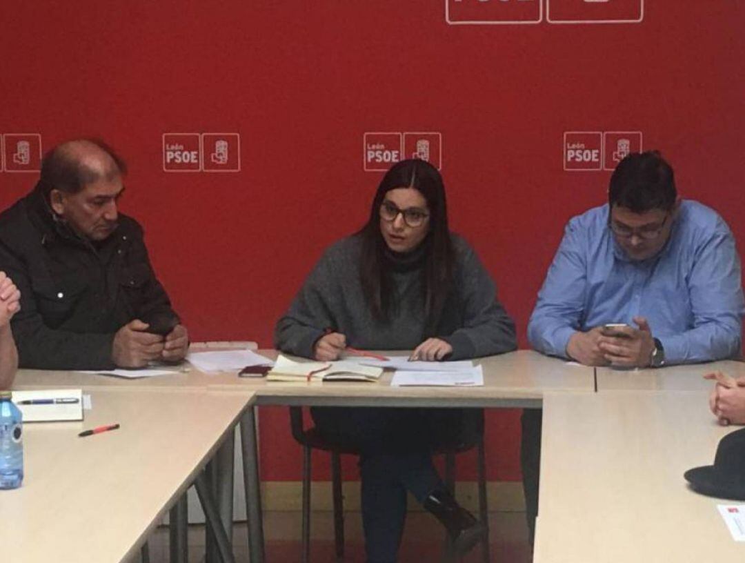 La secretaria de organización, Nuria Rubio (en el centro) durante un comité electoral