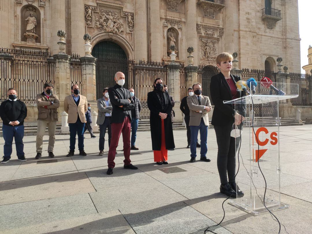 María Cantos, en primer término, totalmente hundida por la &quot;cacicada&quot; realizada por el Gobierno de España con la decisión del Plan COLCE