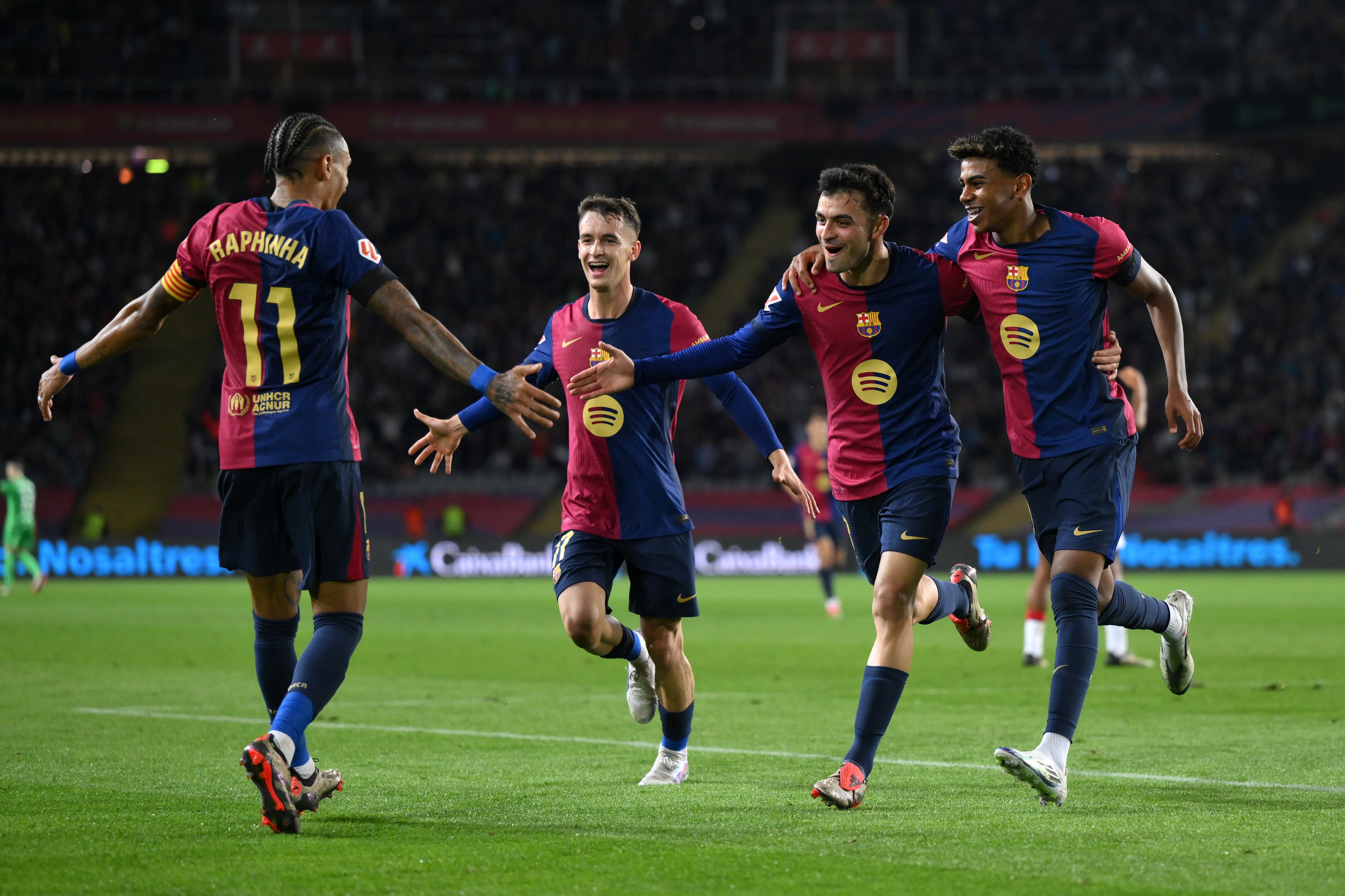 Raphinha, Pedri, Marc Casadó y Lamine Yamal celebran un gol del FC Barcelona