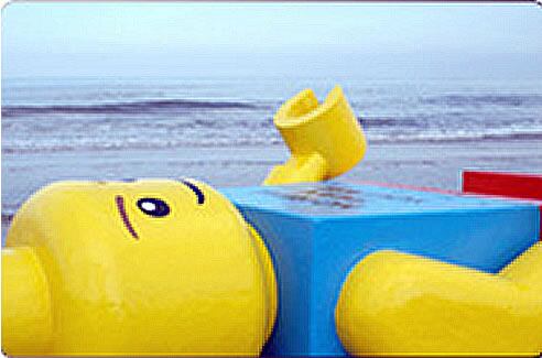 La figura Lego encallada en la playa de Brighton sur, de Inglaterra