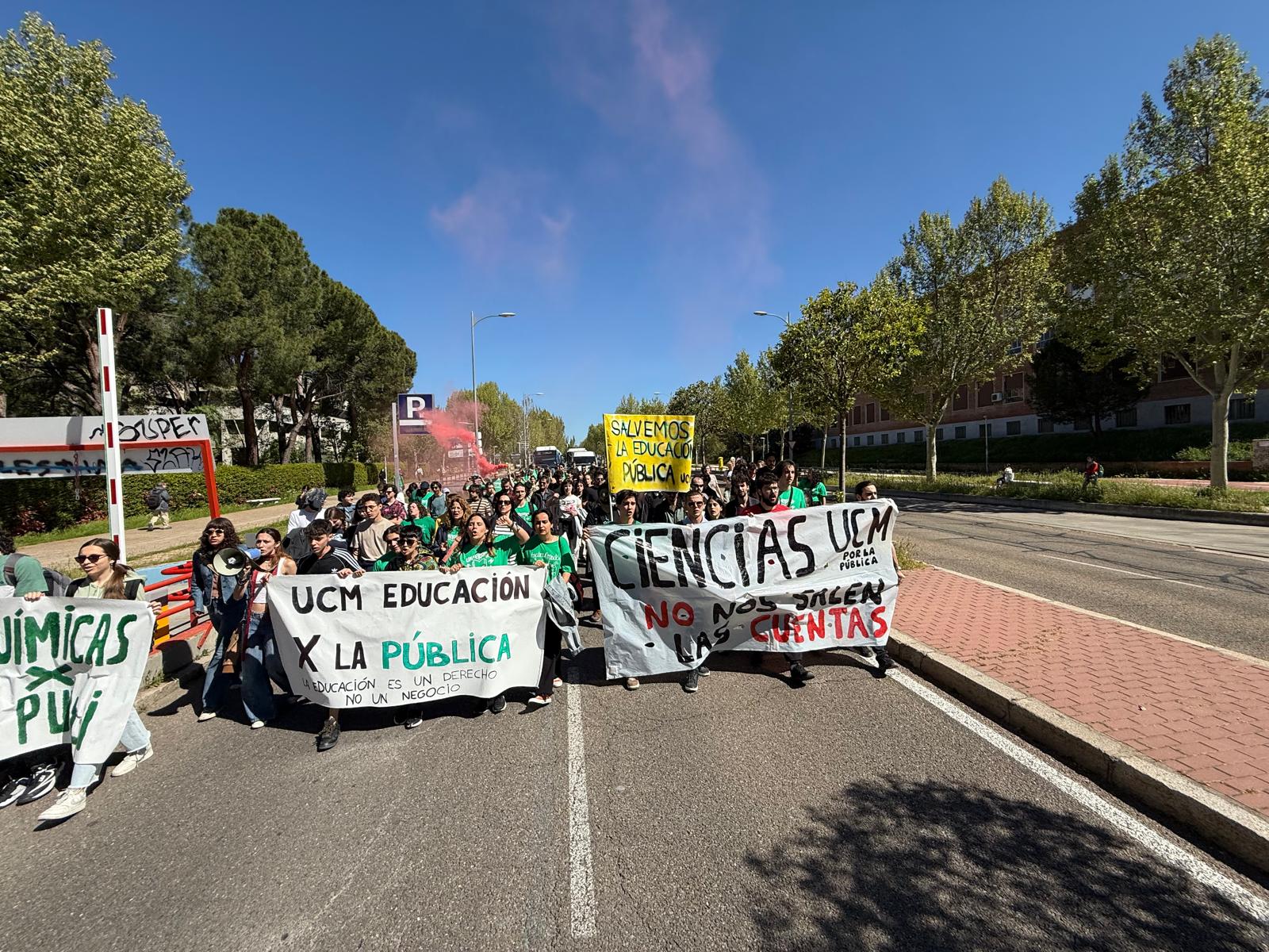 Protesta en Ciudad Universitaria por la situación financiera de la Universidad Complutense de Madrid