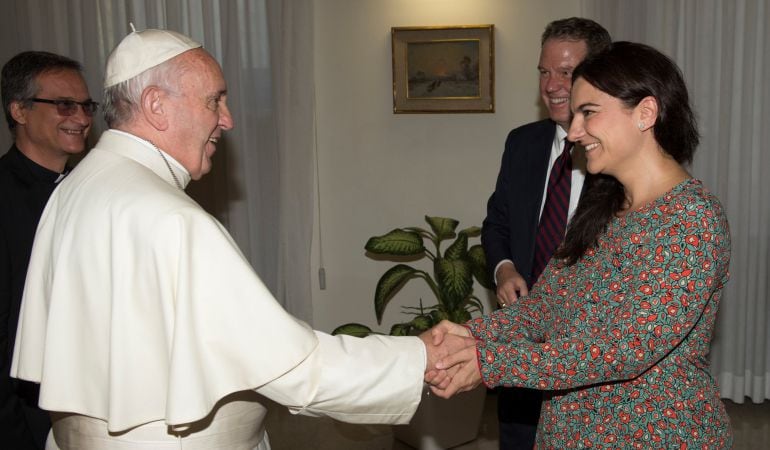 Paloma García Ovejero saluda al papa Francisco tras su nombramiento como viceportavoz del Vaticano.