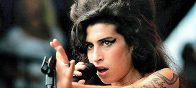 La cantante británica, Amy Winehouse, murió a los 27 años en su piso londinense. Ahora una obra de teatro quería contera su vida de éxitos y excesos.