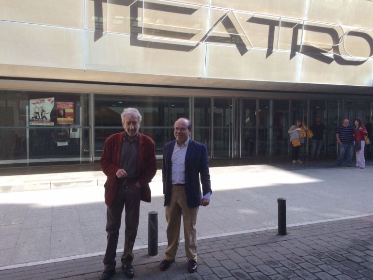 José Sacristán, junto al presidente de AMITHE, Javier López Galiacho, en la puerta del Teatro Circo de Albacete