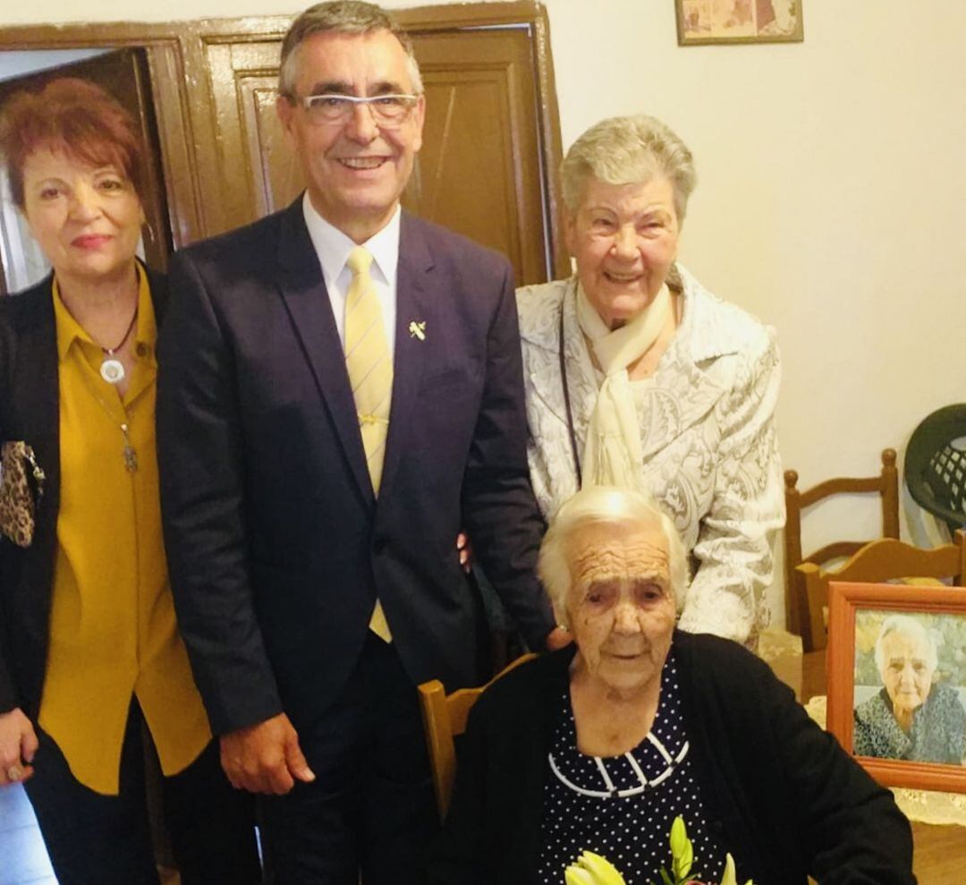 María Juan en el homenaje que le ha rendido el Ayuntamiento de su pueblo, Henarejos (Cuenca), este mes de septiembre tras cumplir 101 años.