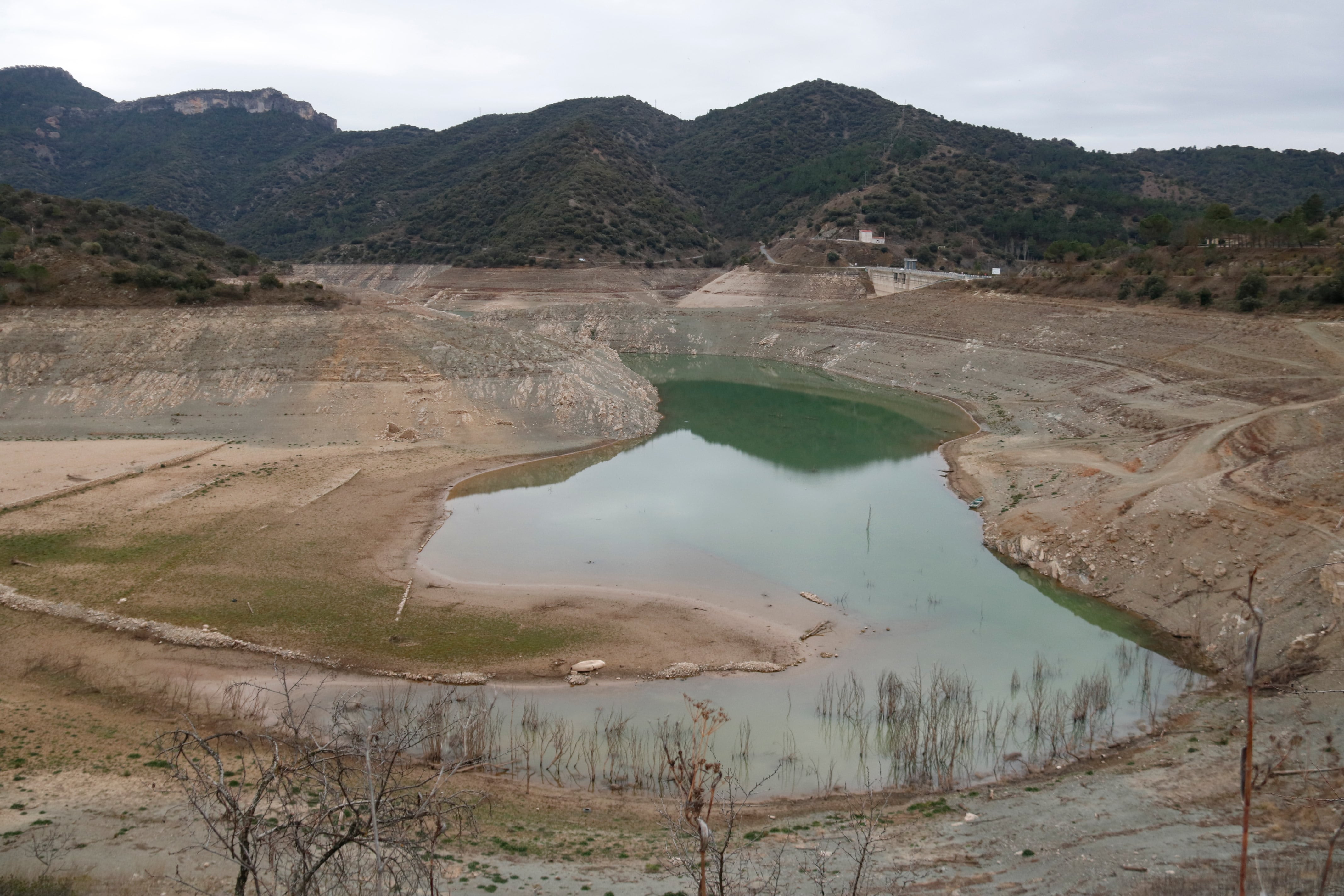 Pla general del pantà de Siurana que no arriba al 8% de la seva capacitat total a causa de la situació de sequera