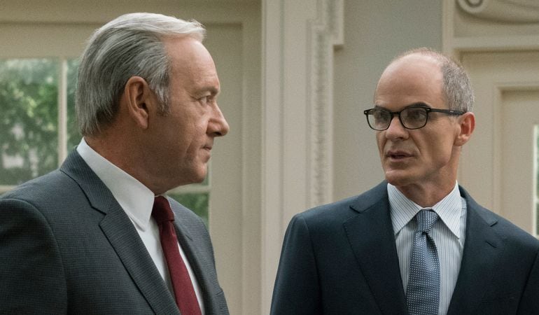 Doug Stamper (derecha) junto a Frank Underwood (izquierda)