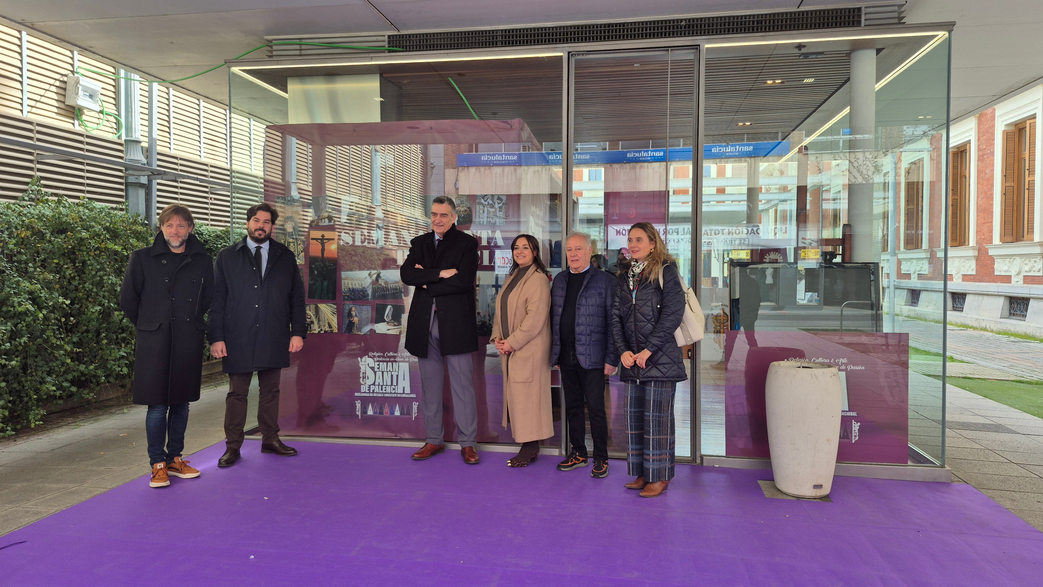 El Punto de Información de la Semana Santa de Palencia ya funciona en el cubo de cristal junto a la Plaza de Abastos