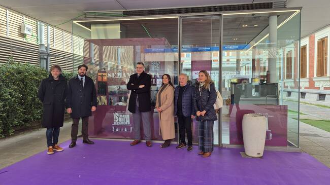 El Punto de Información de la Semana Santa de Palencia ya funciona en el cubo de cristal junto a la Plaza de Abastos