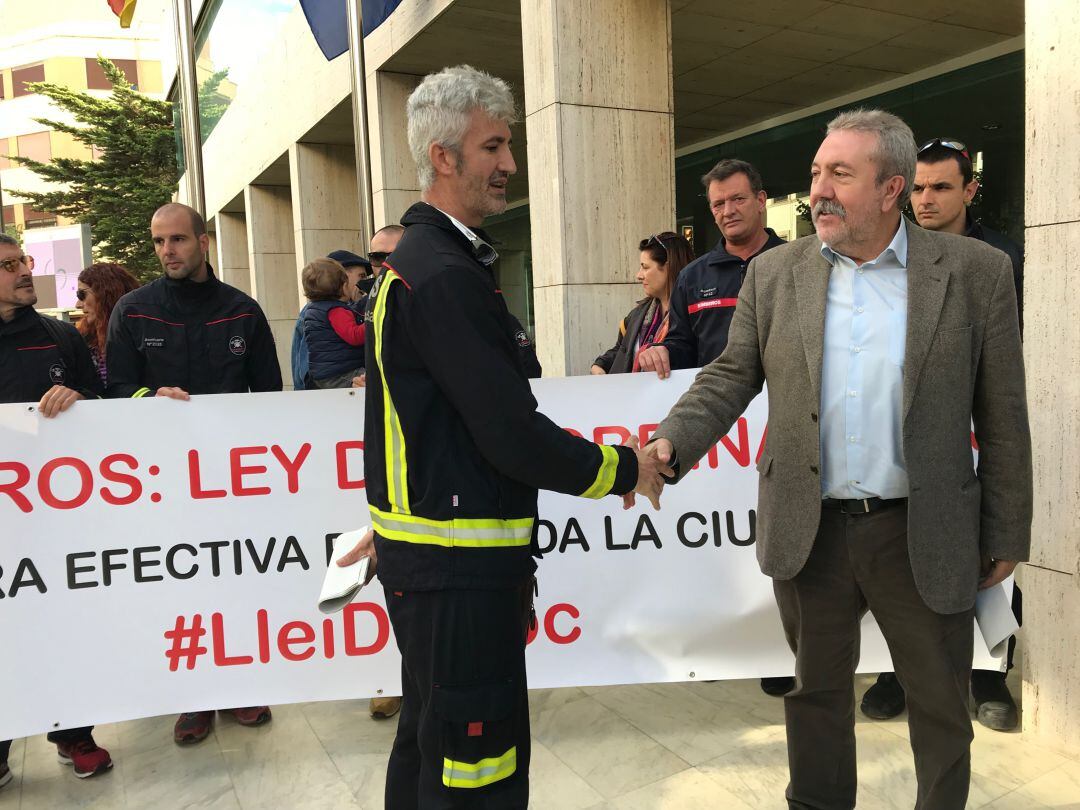 Rufino Díaz junto con el conseller de Medio Ambiente