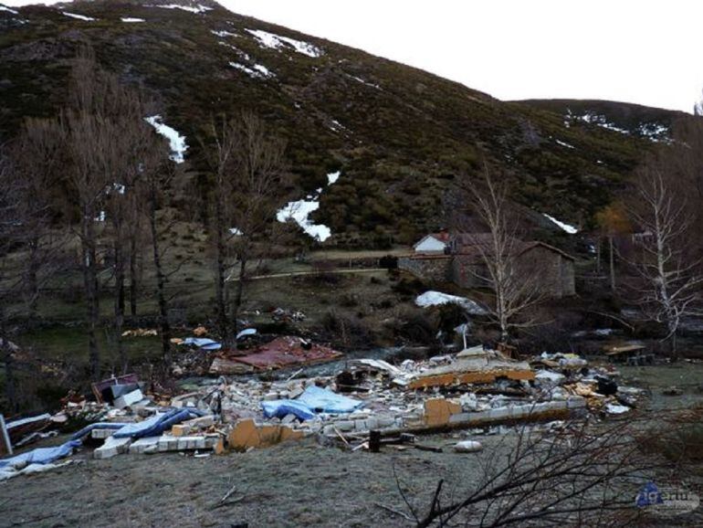 Estado en el que quedó el albergue ubicado en Cardaño de Arriba tras el alud que se registró en la zona. 