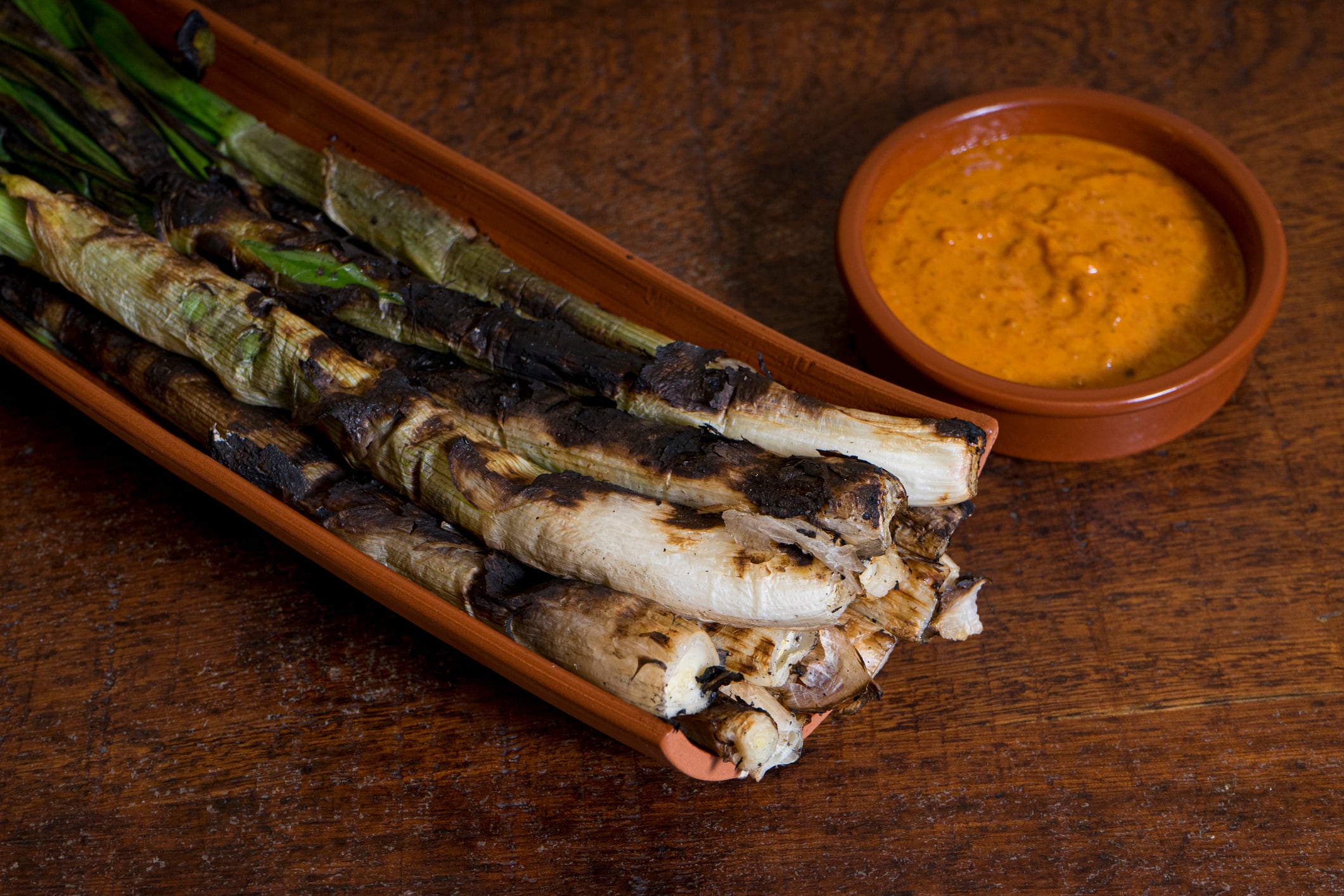 &#039;Calçots&#039; con salsa romesco.