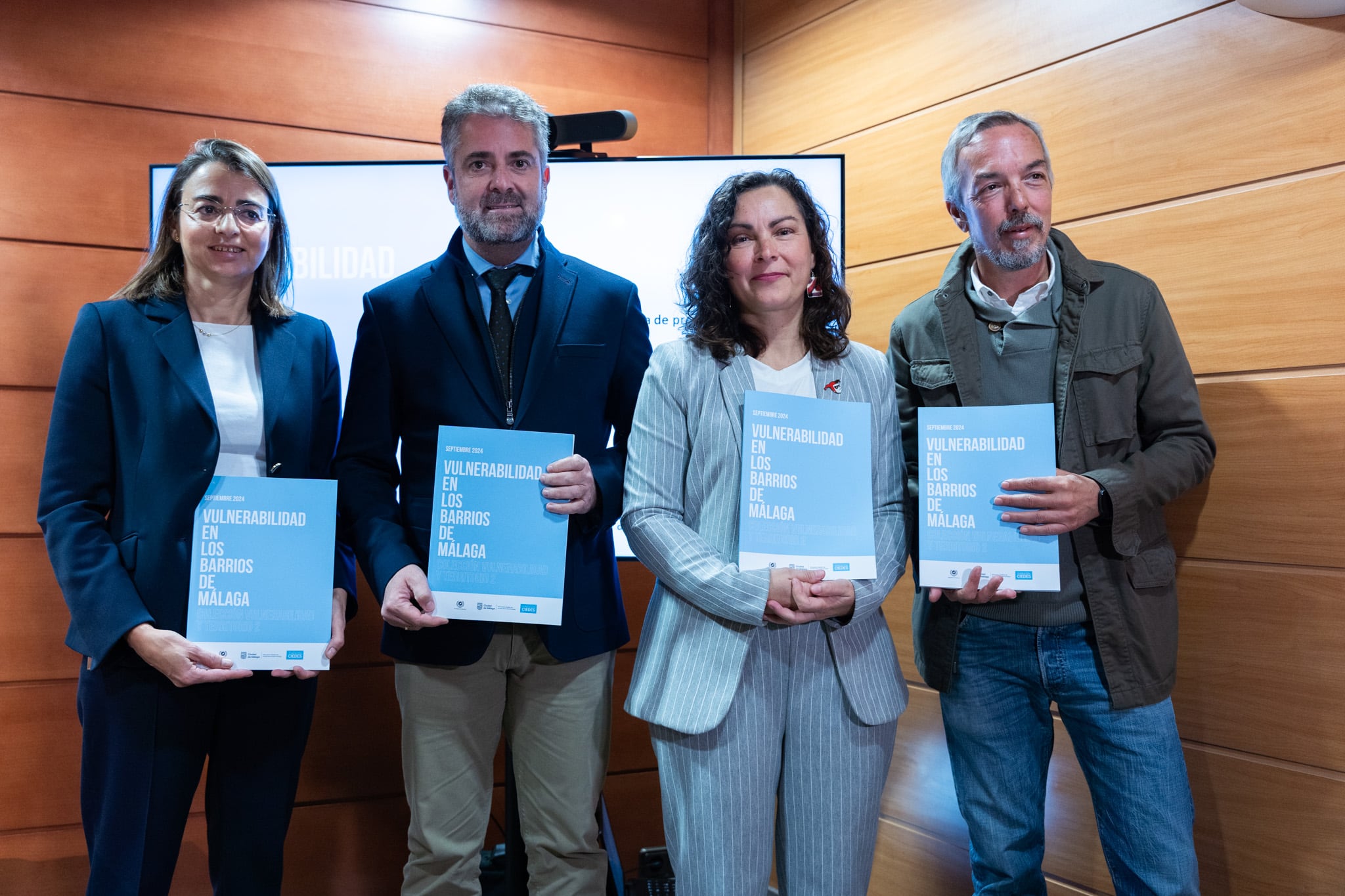 La catedrática del departamento de Economía Aplicada (Estadística y Econometría) de la Universidad de Málaga, Elena Bárcena, el concejal delegado de Economía, Hacienda y Fondos de la UE, Carlos Conde, la gerente de la Fundación Ciedes, María del Carmen García-Peña y el profesor de Economía Aplicada (Matemáticas), Julián Molina, durante la presentación de la segunda edición del informe &#039;Vulnerabilidad en los barrios de Málaga&#039; elaborado por Ciedes en colaboración con la UMA y el Consistorio en el Mupam. (Ayuntamiento de Málaga).