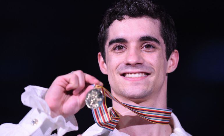 Javier Fernández posa con la medalla de oro en Shanghai