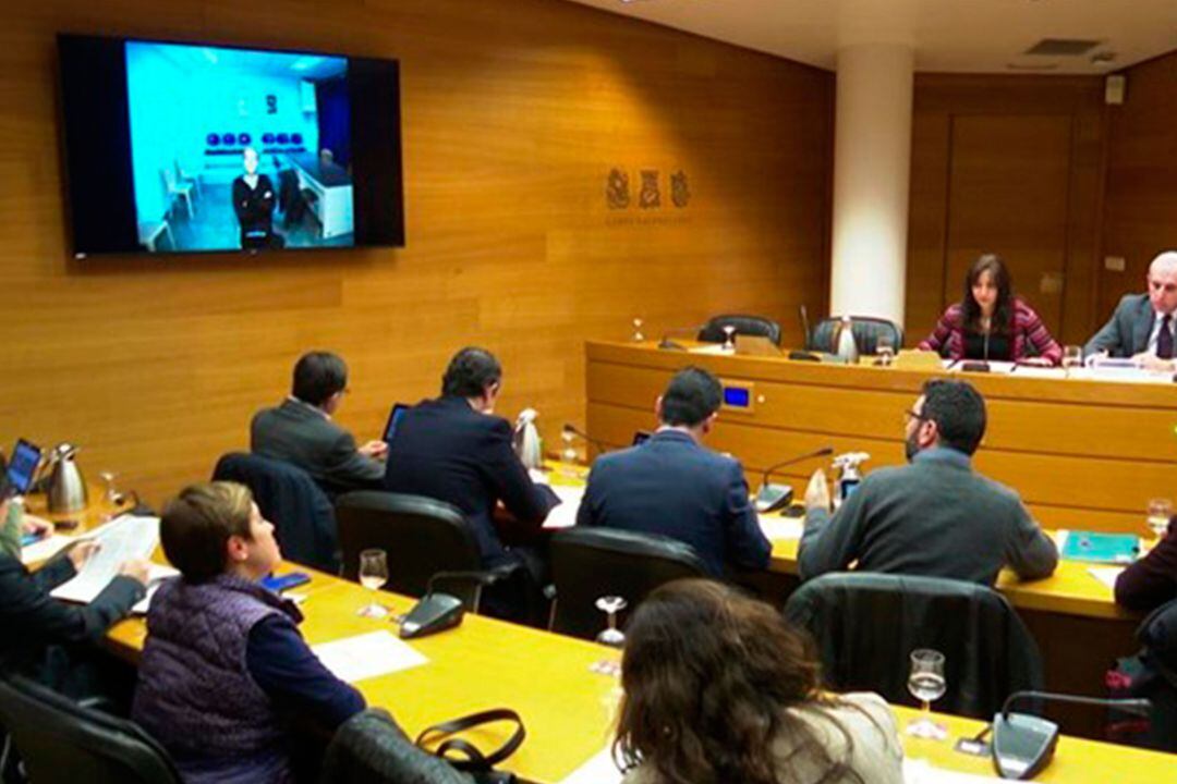 En la televisión de la izquierda, Álvaro Perez (el bigotes) durante su comparecencia sobre el caso Taula en las Cortes Valencianas por videoconferencia