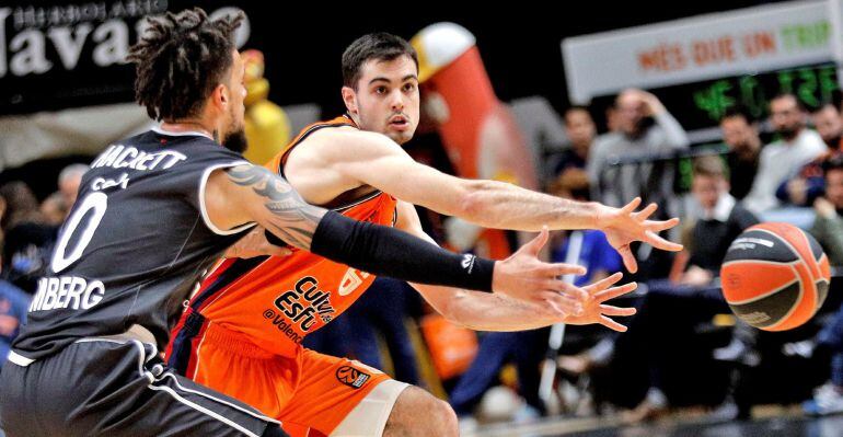 El alero del Valencia Basket, Alberto Abalde (D), trata de asistir a un compañero ante la defensa del alero italo americano del Brose Bamberg alemán, Daniel Hackett, durante el partido correspondiente a la jornada 25 de la fase regular de la Euroliga que 