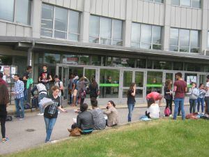 Los alumnos a las puertas del Campus