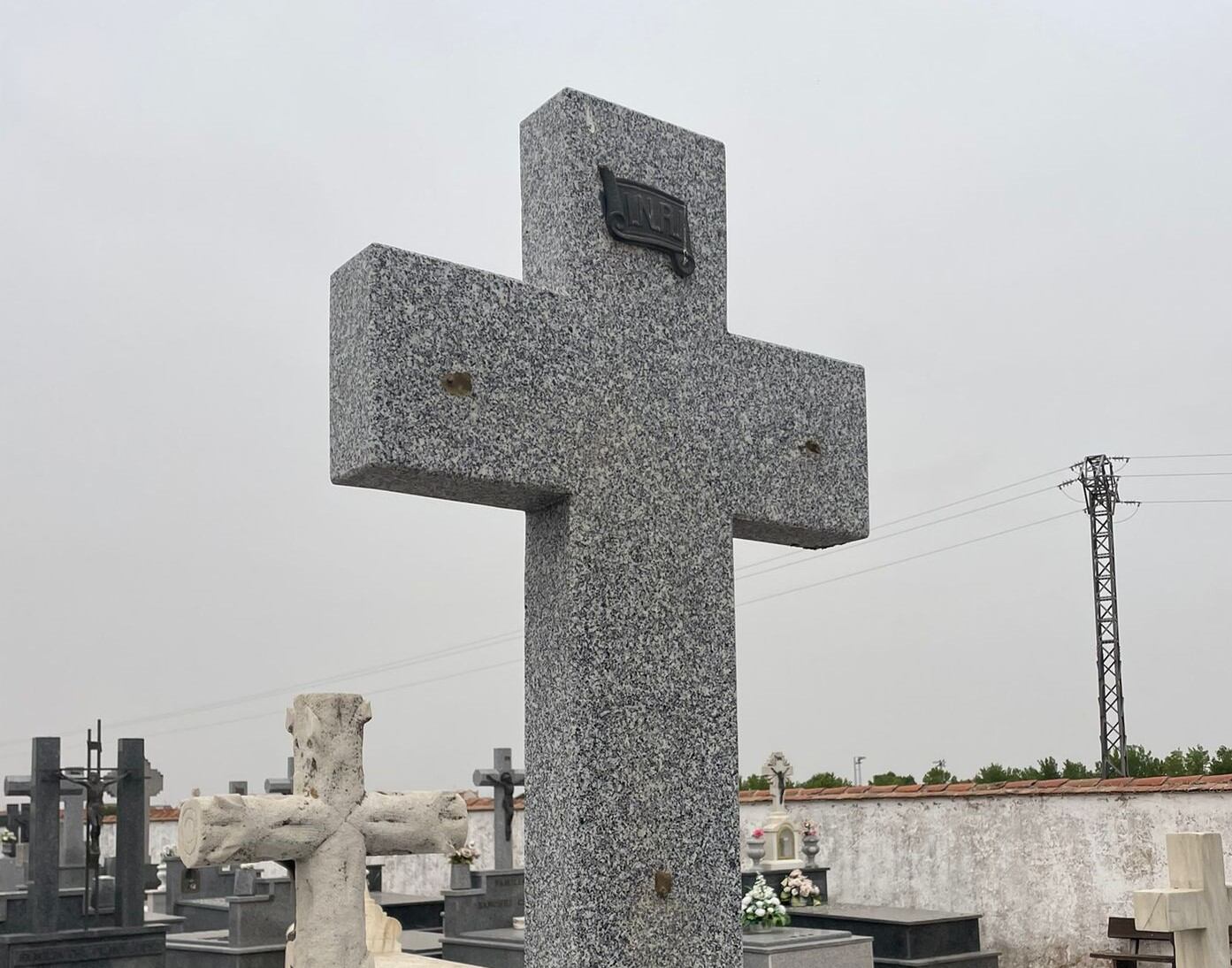 Una de las tumbas del cementerio de Torrijos tras el robo de su crucifijo