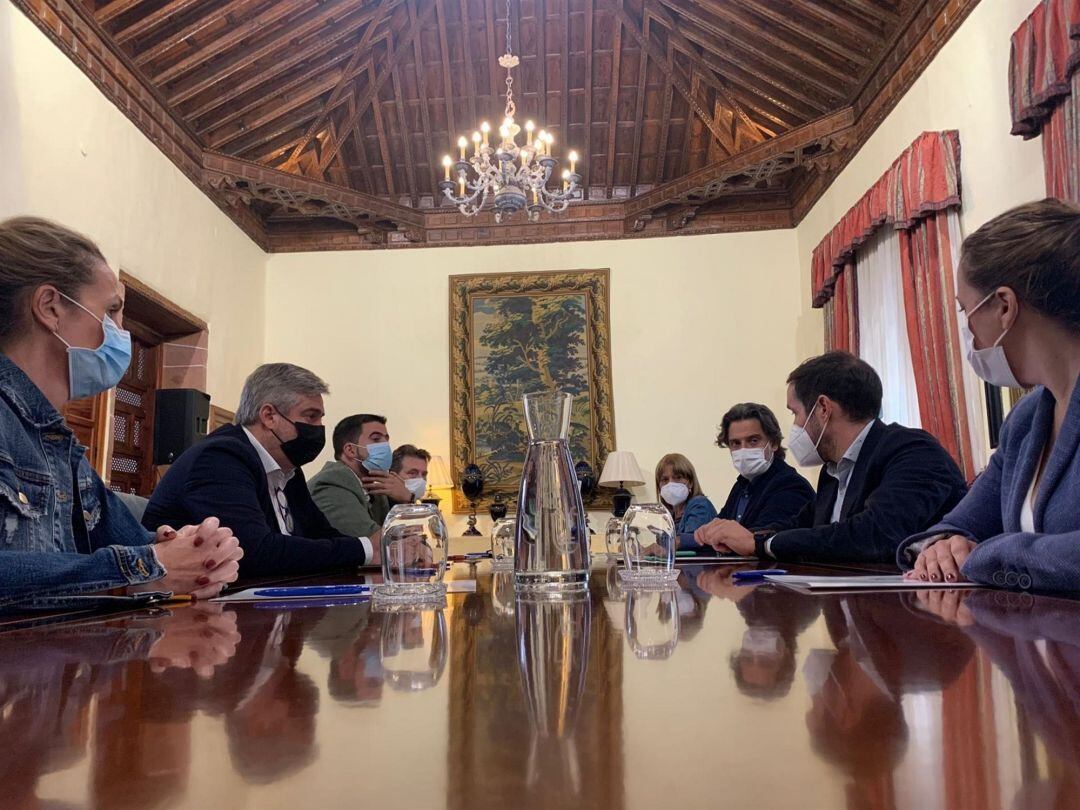 Reunión de la Mesa del Parlamento con el presidente del Cabildo de La Palma, Mariano Hernández - PARLAMENTO DE CANARIAS