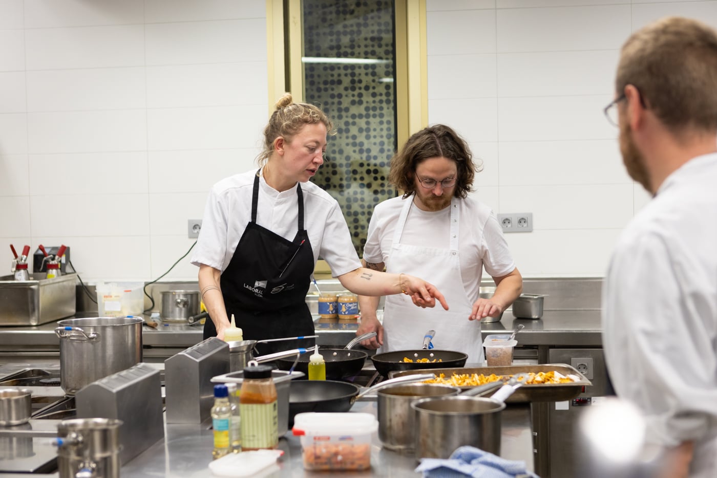 Agnes Karrasch y Poul Andrias Ziska (Koks), en las cocinas del Basque Culinary Center.