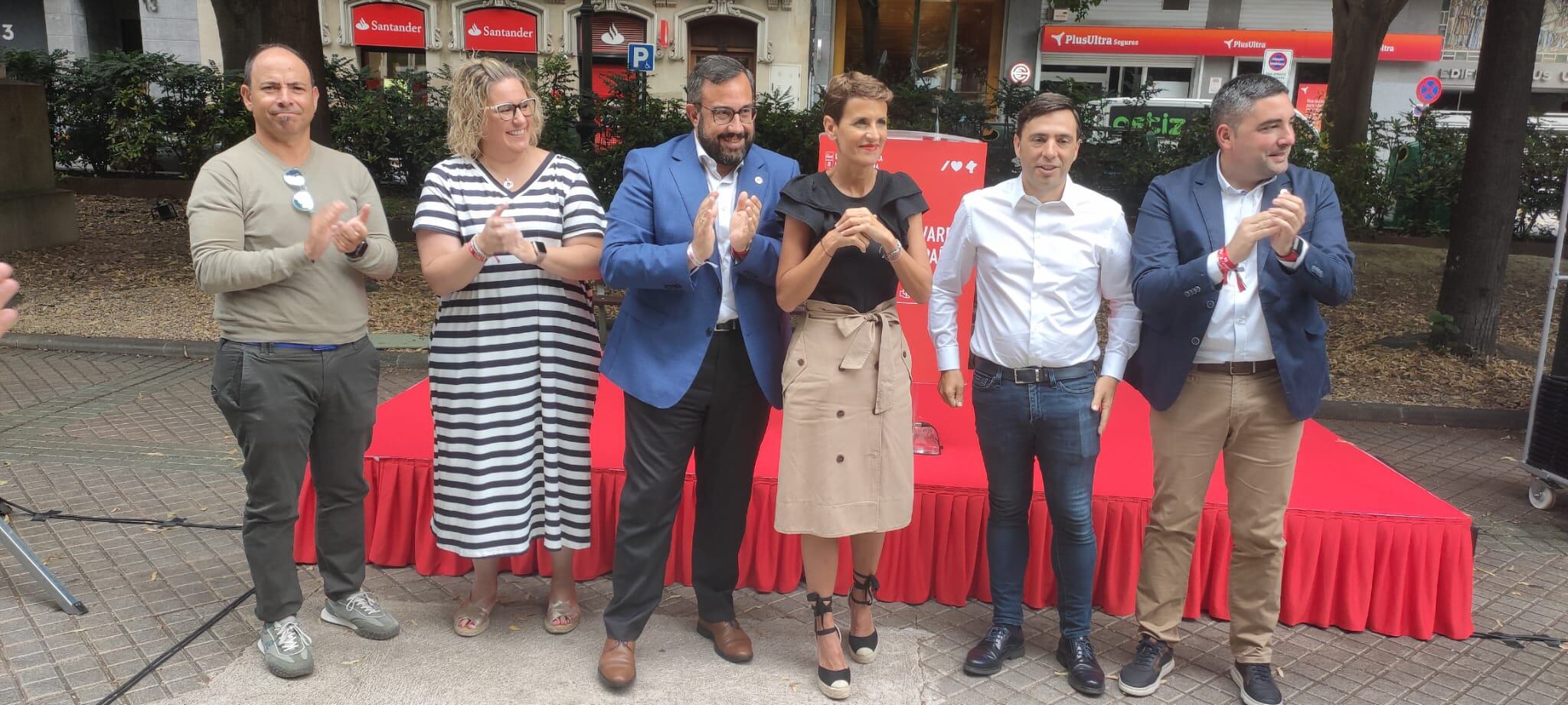 La secretaria general del PSN María Chivite y el candidato al Senado, Javier Remírez, en el centro junto a otros militantes socialistas en un acto electoral en el último día de campaña ante las Generales del 23-j