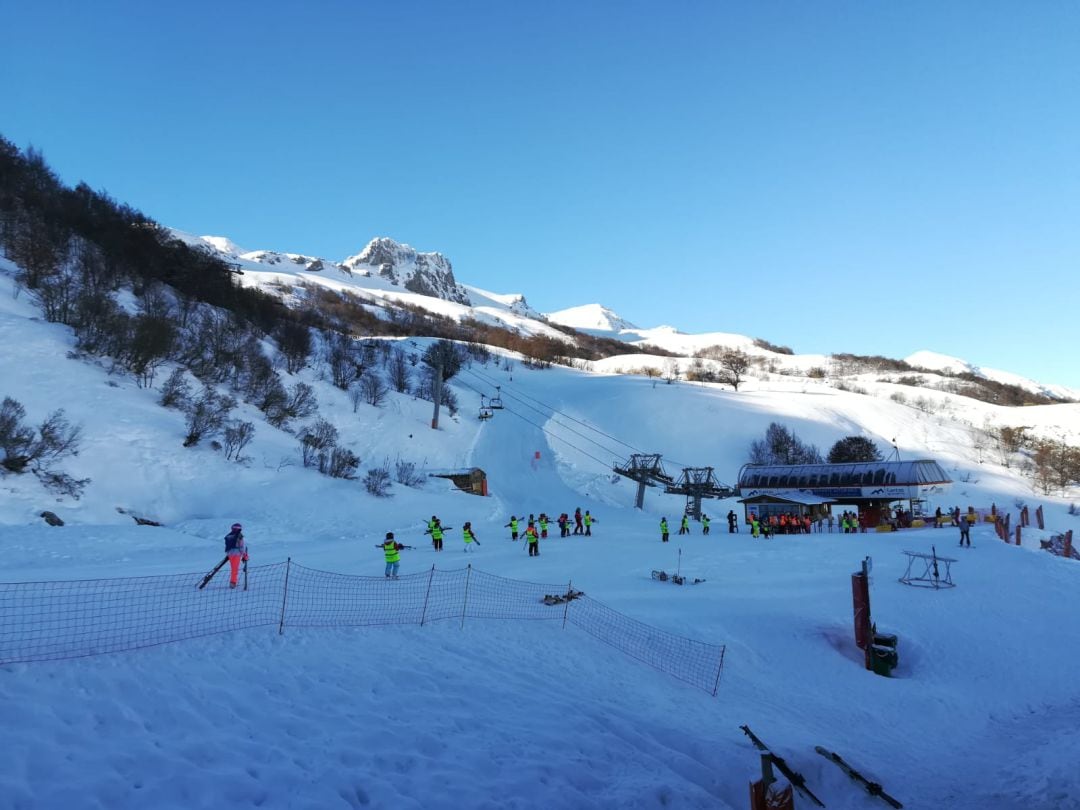 Alumnos de la Escuela de Esquí de &quot;Fuentes de Invierno&quot; durante la Semana Blanca de la pasada temporada