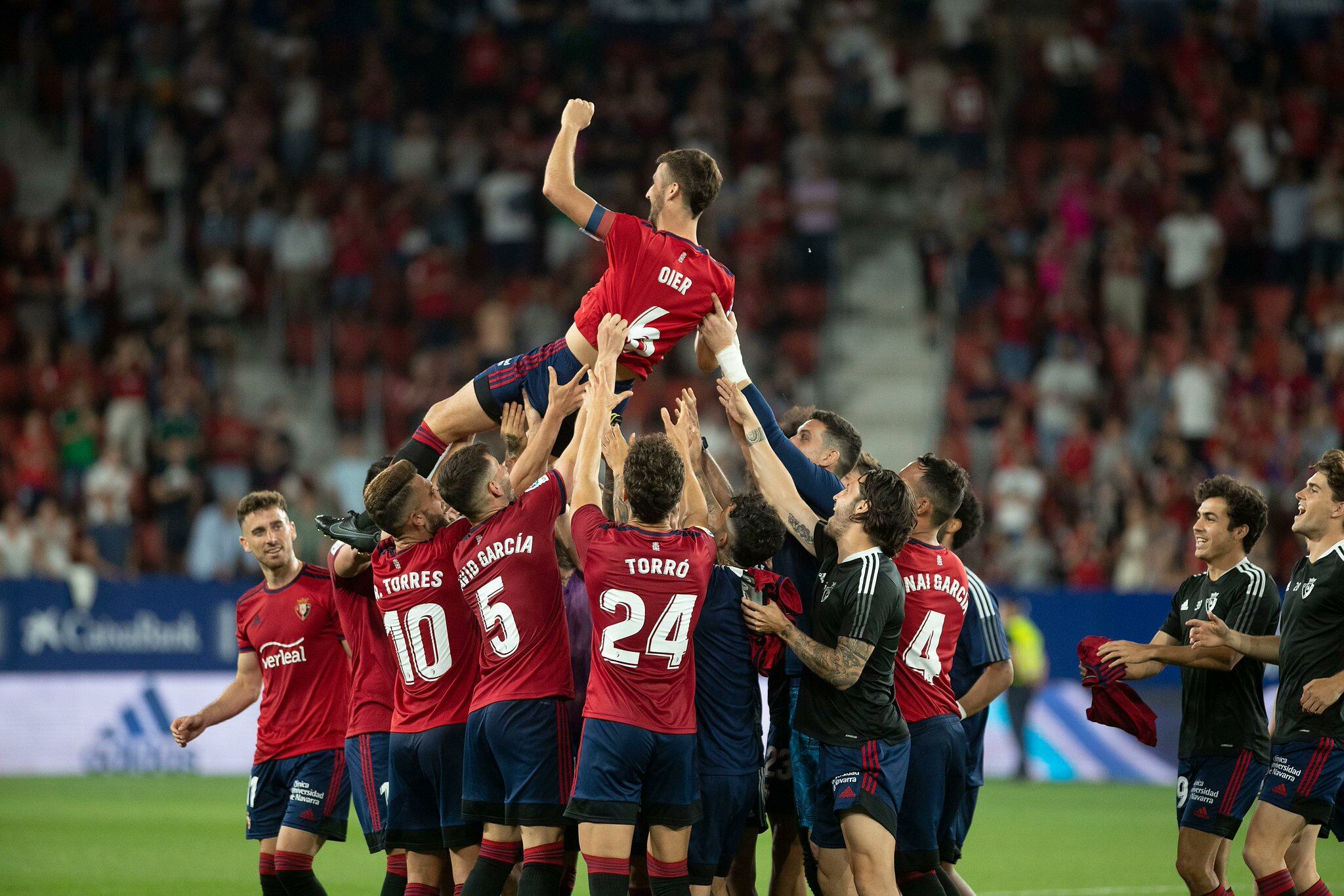 Oier manteado por sus compañeros en su despedida de Osasuna en el Sadar