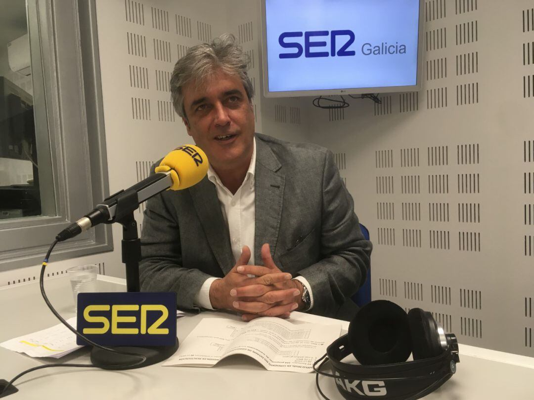 El portavoz parlamentario del PP, Pedro Puy, en los estudios de Radio Galicia.