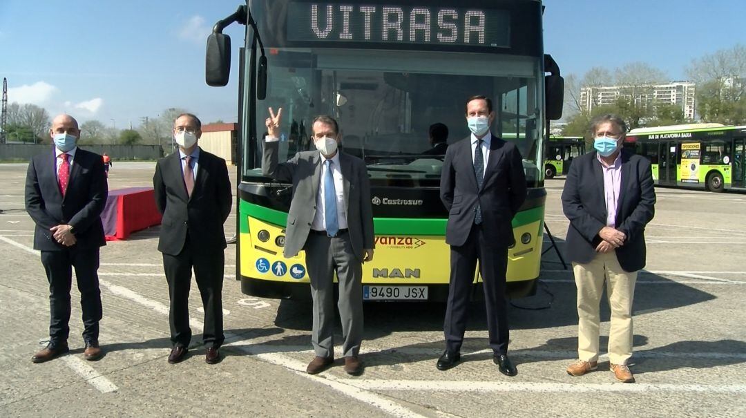 Foto de archivo del  alcalde de Vigo junto a representantes del Ctag, Azanza y Vitrasa.