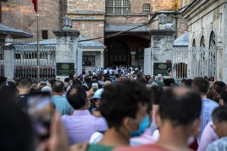 Miles de personas se congregaron a las puertas del templo a la espera del comienzo del histórico rezo.