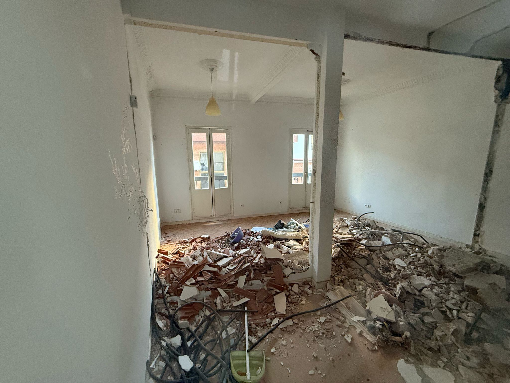 Obras y escombros en la vivienda donde antes vivía su vecina Isa