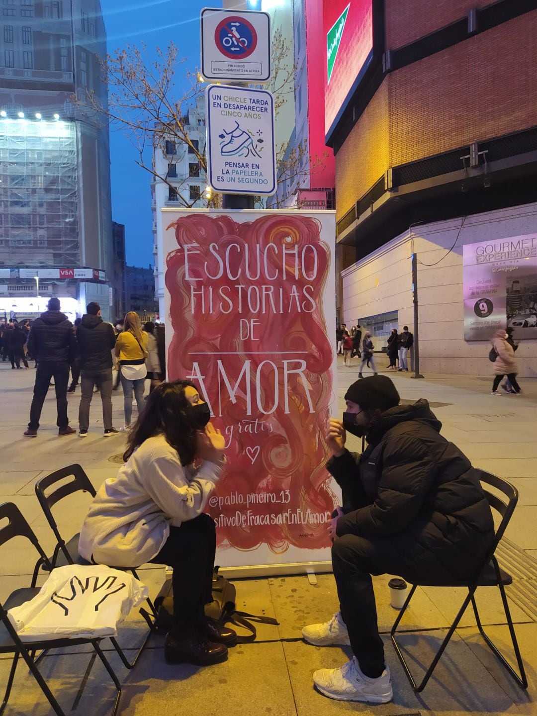 Pablo Piñeiro en la plaza de Callao escuchando las historias de amor