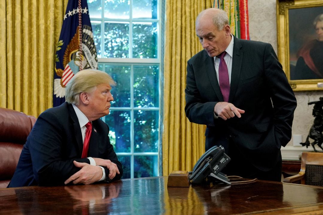 Donald Trump habla con John Kelly en la Casa Blanca