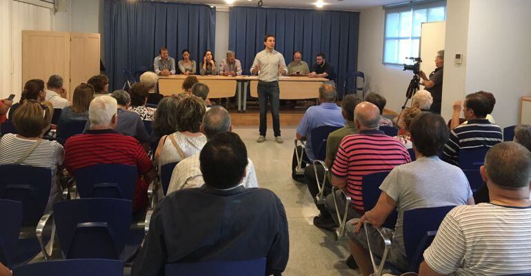 Juan Lobato, alcalde de Soto en una Asamblea Vecinal