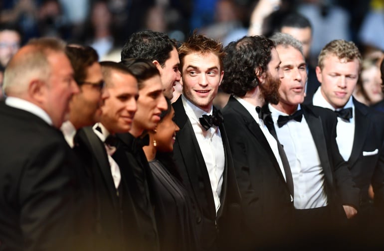 Robert Pattinson entre los hermanos Safdie en el estreno de la película en el festival de Cannes