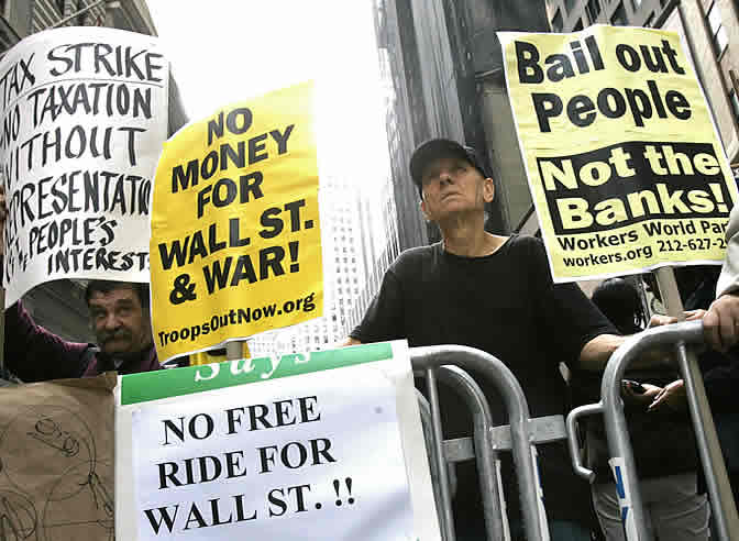 Los manifestantes protestan ante el edificio de la Bolsa de Nueva York por la medida de rescate financiero de la Administración Bush. Piden que se adopten medidas para ayudar los pobres y no para rescatar a los bancos