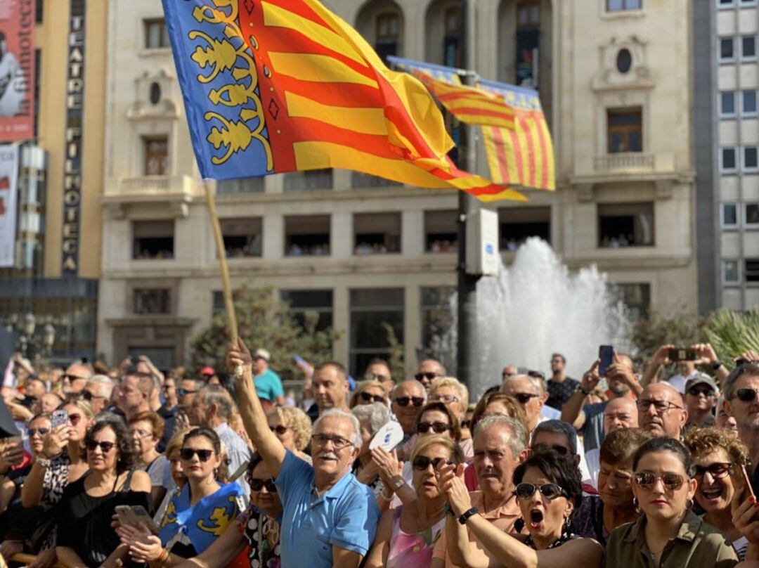 Grupo de ciudadanos durante la celebración de la procesión cívica en València con motivo del 9 d&#039;Octubre de 2019, Día de la Comunitat Valenciana