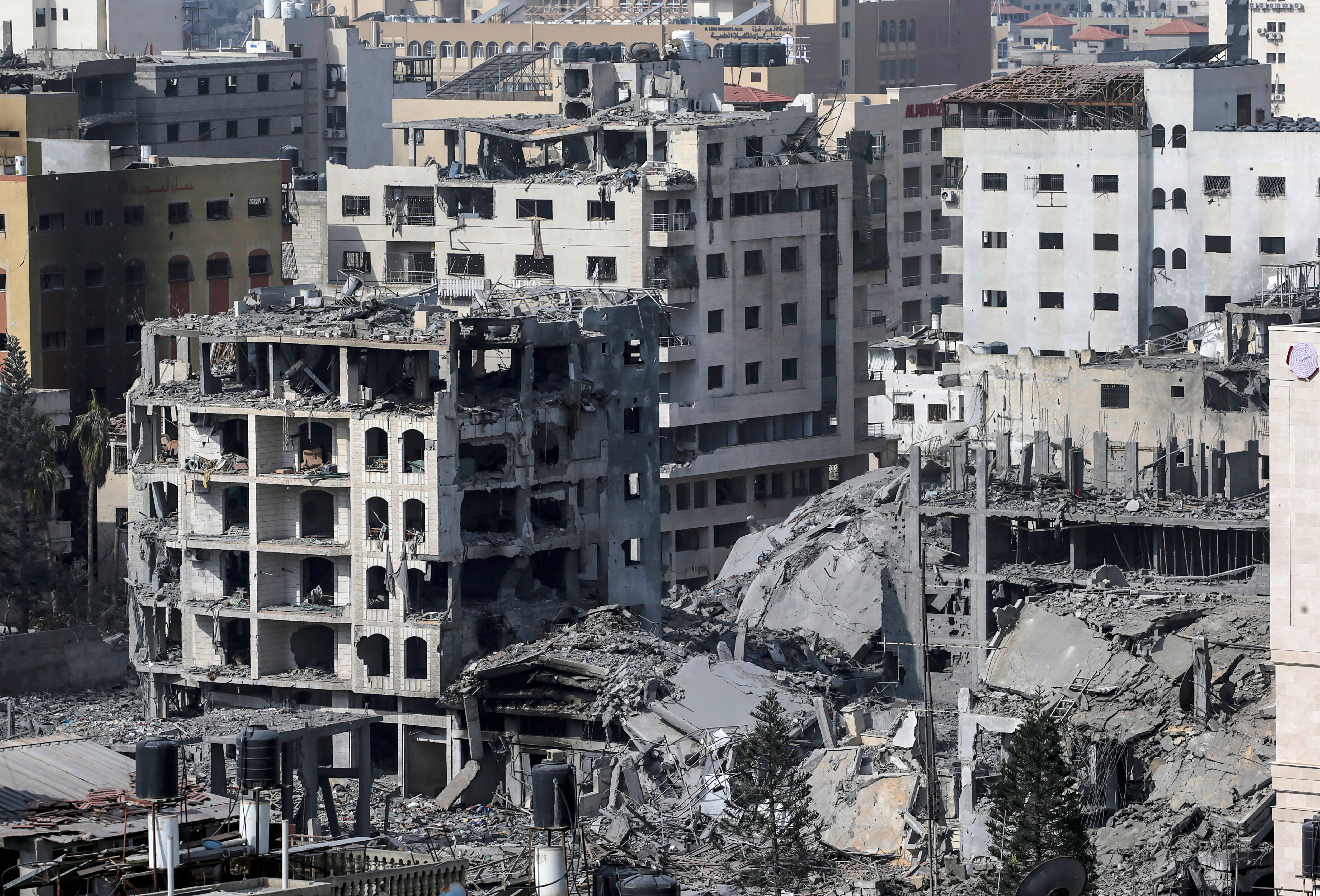 Imagen de varios edificios destruidos en el barrio de Al Remal, Gaza, tras los bombardeos del ejército israelí