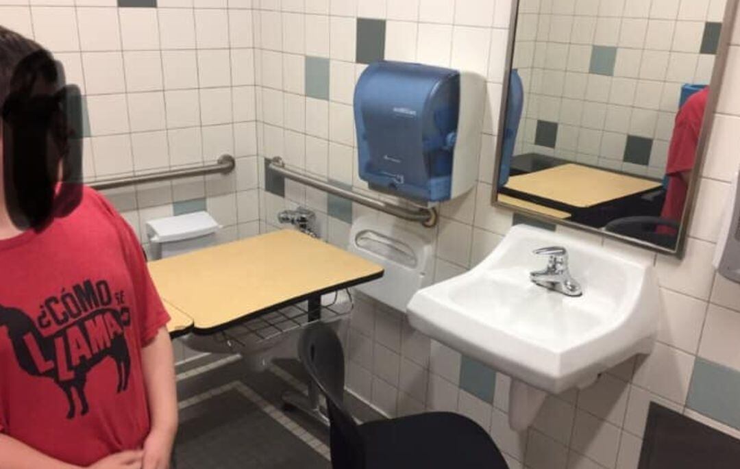 El niño de 11 años obligado a estudiar en un baño de su colegio.