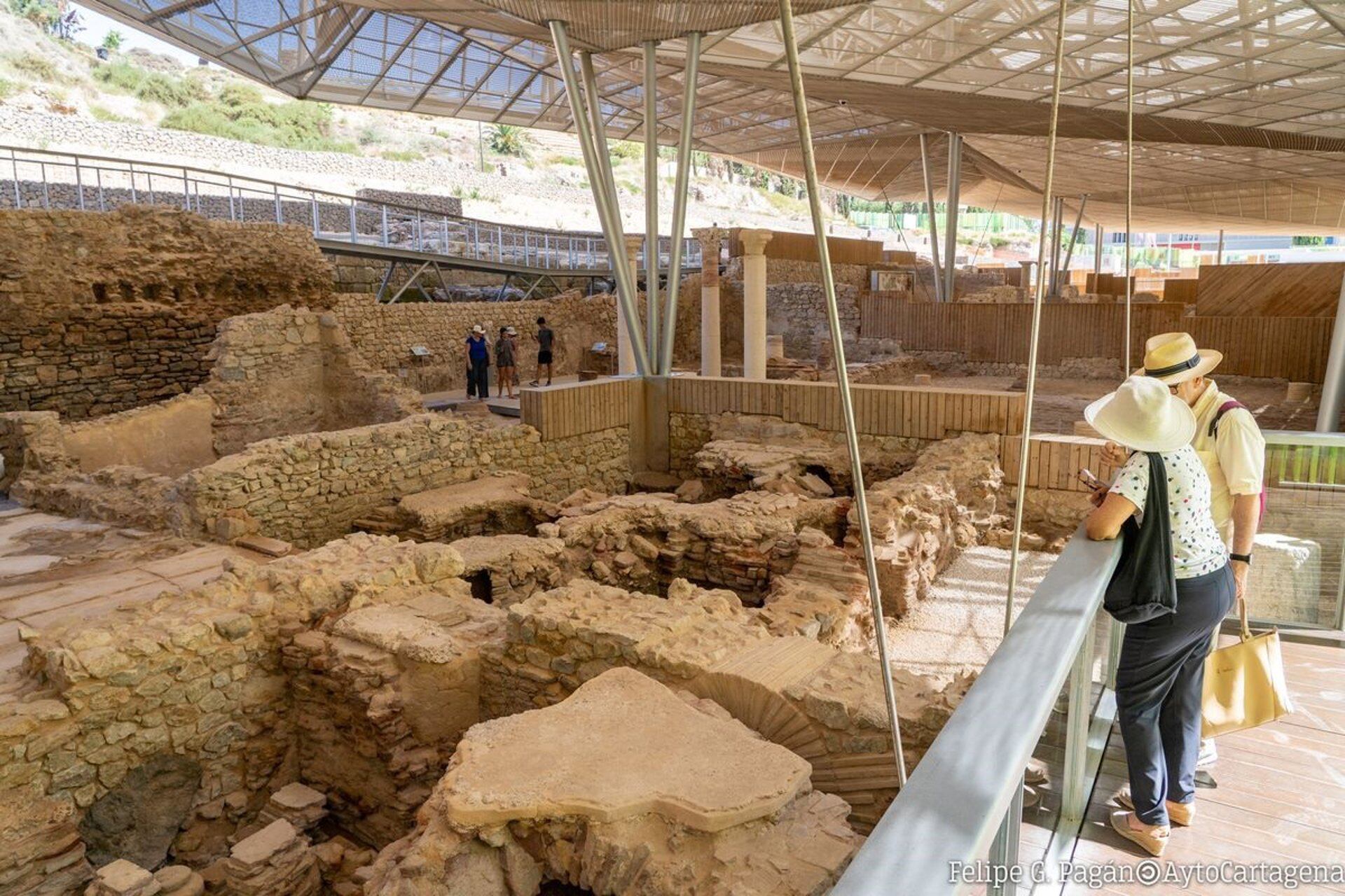 Turistas visitando el Barrio del Foro Romano