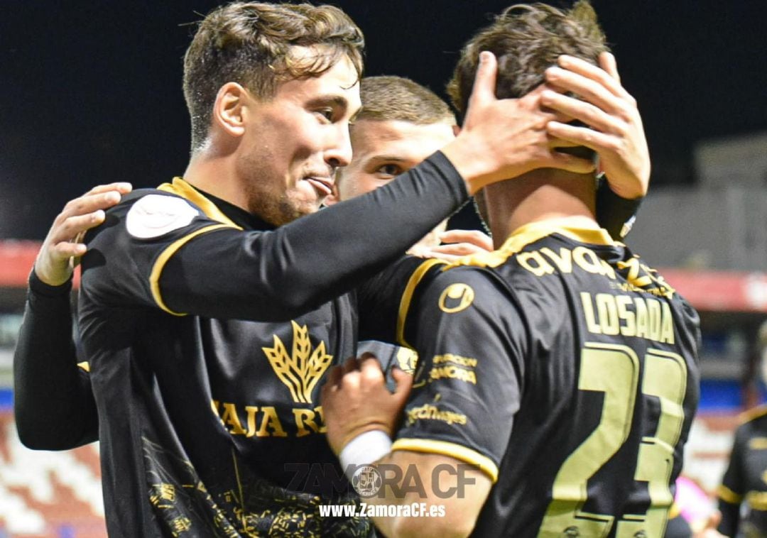Los jugadores rojiblancos celebran uno de los goles frente al Extremadura UD