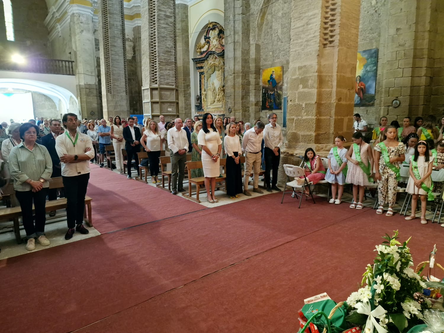 Corporación municipal, con la alcaldesa, prior y cofrades de Loreto, mairalesas y oscenses en el homenaje a la cuna de San Lorenzo