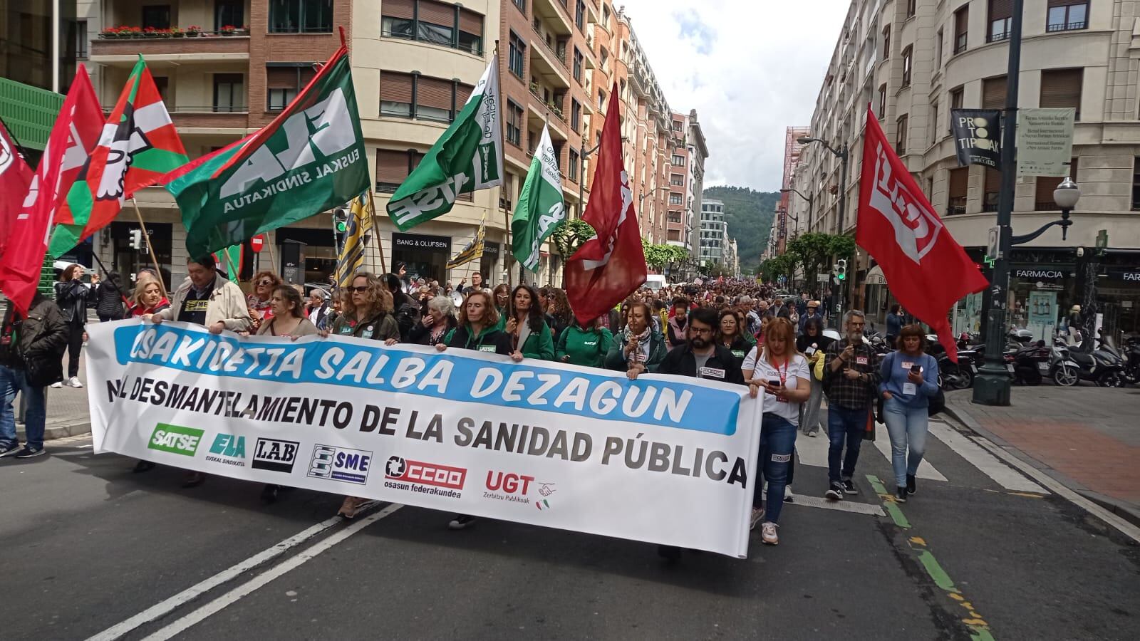 Imagen de la manifestación de los trabajadores de Osakidetza en Bilbao/JON ROJAS